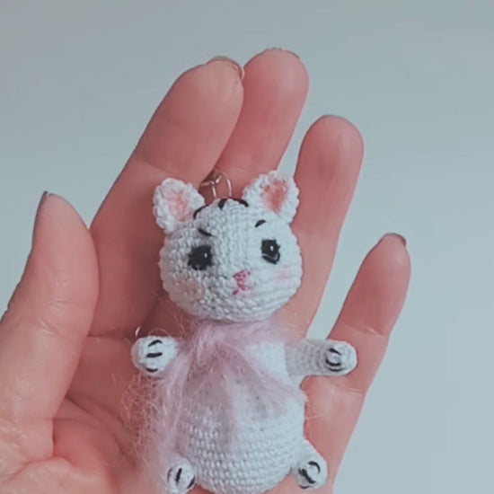 Create a lovable crochet cat with this easy-to-follow pattern