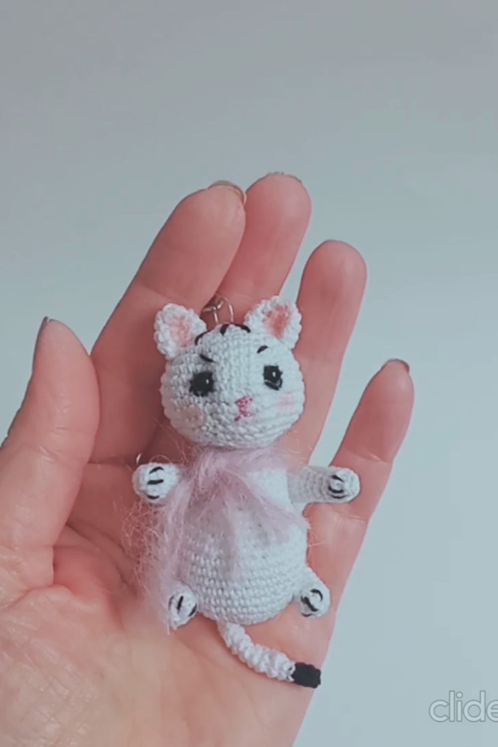 Create a lovable crochet cat with this easy-to-follow pattern